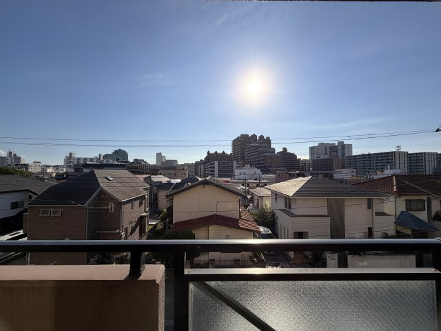陽当たり良すぎて寒くない部屋とはこのコト！冬でも暑い位に陽が入り眺望も得られる開放感は、思わず一杯行きたくなってしまう魔の境地。それが、『ラムセス横浜星川』リノベーションの展望