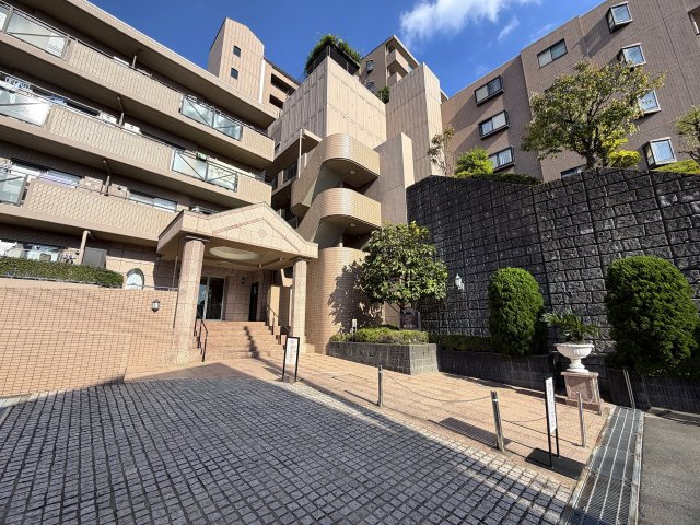 陽当たり良すぎて寒くない部屋とはこのコト！冬でも暑い位に陽が入り眺望も得られる開放感は、思わず一杯行きたくなってしまう魔の境地。それが、『ラムセス横浜星川』リノベーションの外観|外観も気になるポイント