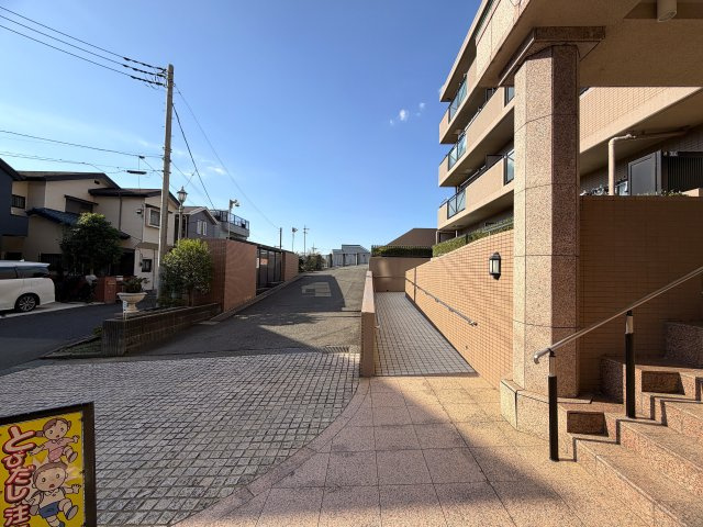 陽当たり良すぎて寒くない部屋とはこのコト！冬でも暑い位に陽が入り眺望も得られる開放感は、思わず一杯行きたくなってしまう魔の境地。それが、『ラムセス横浜星川』リノベーションの外観|落ち着いた雰囲気の外観です