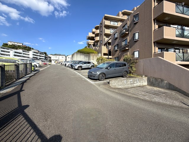陽当たり良すぎて寒くない部屋とはこのコト！冬でも暑い位に陽が入り眺望も得られる開放感は、思わず一杯行きたくなってしまう魔の境地。それが、『ラムセス横浜星川』リノベーションの駐車場
