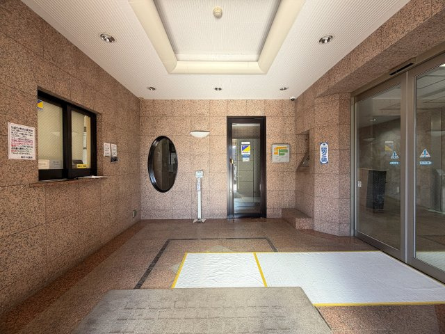 陽当たり良すぎて寒くない部屋とはこのコト！冬でも暑い位に陽が入り眺望も得られる開放感は、思わず一杯行きたくなってしまう魔の境地。それが、『ラムセス横浜星川』リノベーション|ゆとりのあるエントランスです