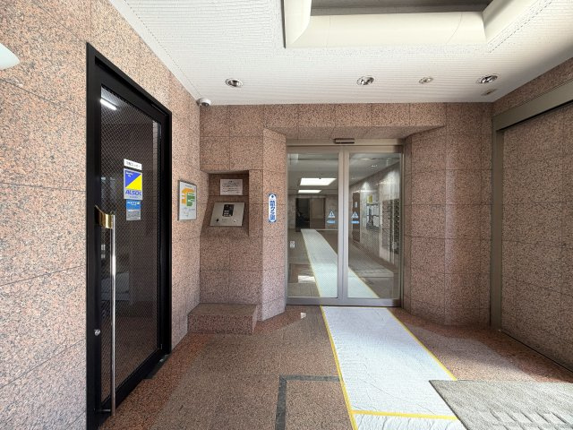 陽当たり良すぎて寒くない部屋とはこのコト！冬でも暑い位に陽が入り眺望も得られる開放感は、思わず一杯行きたくなってしまう魔の境地。それが、『ラムセス横浜星川』リノベーション|ゆとりのあるエントランスです