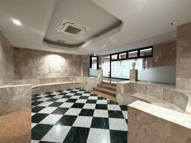 陽当たり良すぎて寒くない部屋とはこのコト！冬でも暑い位に陽が入り眺望も得られる開放感は、思わず一杯行きたくなってしまう魔の境地。それが、『ラムセス横浜星川』リノベーションのロビー