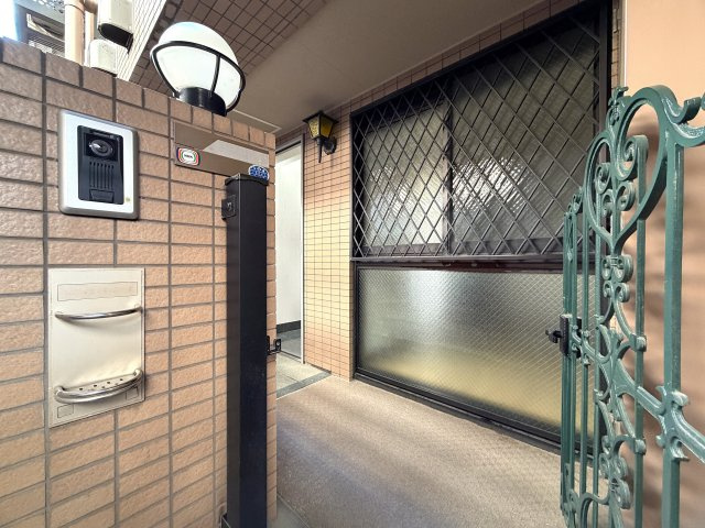陽当たり良すぎて寒くない部屋とはこのコト！冬でも暑い位に陽が入り眺望も得られる開放感は、思わず一杯行きたくなってしまう魔の境地。それが、『ラムセス横浜星川』リノベーションのその他|玄関ポーチです