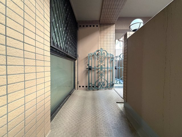 陽当たり良すぎて寒くない部屋とはこのコト！冬でも暑い位に陽が入り眺望も得られる開放感は、思わず一杯行きたくなってしまう魔の境地。それが、『ラムセス横浜星川』リノベーションのその他|玄関ポーチです