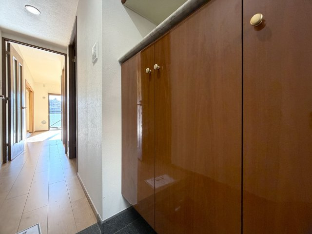 陽当たり良すぎて寒くない部屋とはこのコト！冬でも暑い位に陽が入り眺望も得られる開放感は、思わず一杯行きたくなってしまう魔の境地。それが、『ラムセス横浜星川』リノベーションの玄関|毎日通る玄関はこちらです
