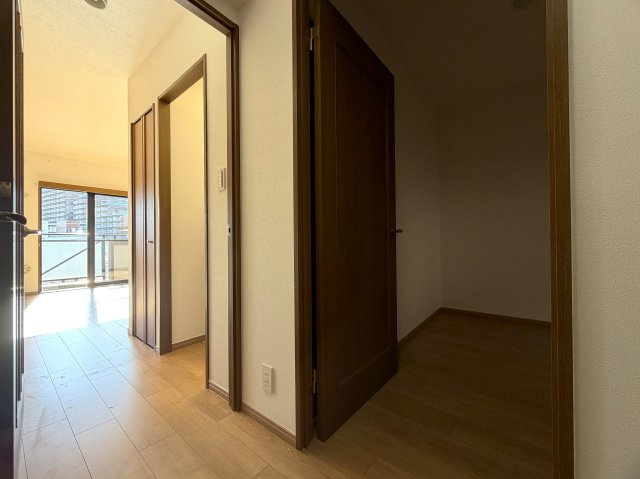 陽当たり良すぎて寒くない部屋とはこのコト！冬でも暑い位に陽が入り眺望も得られる開放感は、思わず一杯行きたくなってしまう魔の境地。それが、『ラムセス横浜星川』リノベーションの内装|中はこのようになっています