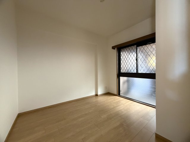 陽当たり良すぎて寒くない部屋とはこのコト！冬でも暑い位に陽が入り眺望も得られる開放感は、思わず一杯行きたくなってしまう魔の境地。それが、『ラムセス横浜星川』リノベーションの洋室|明るい洋室です