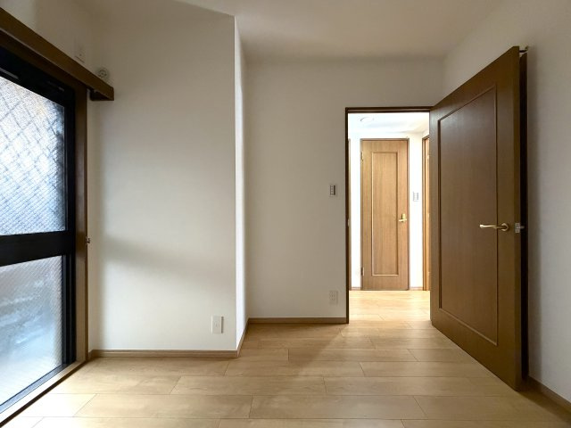 陽当たり良すぎて寒くない部屋とはこのコト！冬でも暑い位に陽が入り眺望も得られる開放感は、思わず一杯行きたくなってしまう魔の境地。それが、『ラムセス横浜星川』リノベーションの洋室|広々とした洋室です