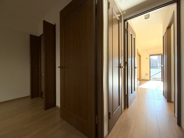 陽当たり良すぎて寒くない部屋とはこのコト！冬でも暑い位に陽が入り眺望も得られる開放感は、思わず一杯行きたくなってしまう魔の境地。それが、『ラムセス横浜星川』リノベーションの内装|内装も気になるポイント