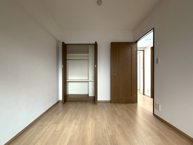 陽当たり良すぎて寒くない部屋とはこのコト！冬でも暑い位に陽が入り眺望も得られる開放感は、思わず一杯行きたくなってしまう魔の境地。それが、『ラムセス横浜星川』リノベーションの洋室|使い勝手のいい洋室です