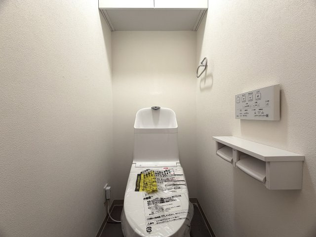陽当たり良すぎて寒くない部屋とはこのコト！冬でも暑い位に陽が入り眺望も得られる開放感は、思わず一杯行きたくなってしまう魔の境地。それが、『ラムセス横浜星川』リノベーションのトイレ|トイレもきれいです