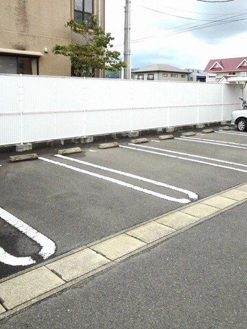 グランツ生駒Ⅱの駐車場|駐車スペースもあります