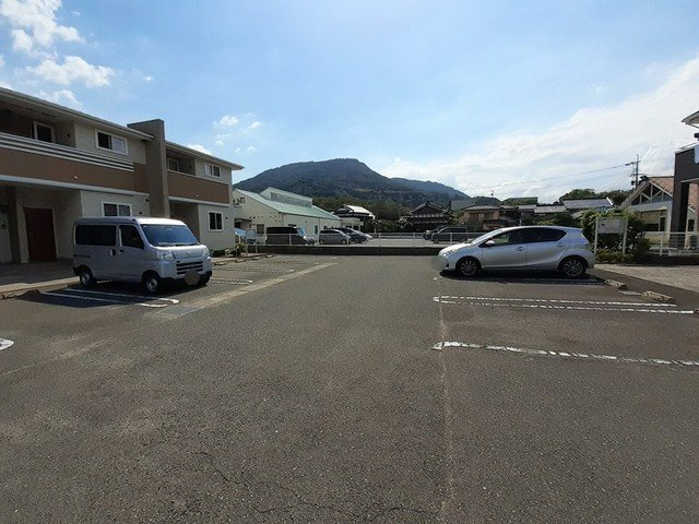 ジュネス３番館の駐車場|駐車場に車を止められます