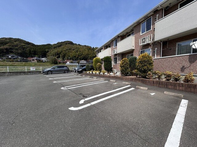 ナチュラル　フラットの駐車場|駐車場があります