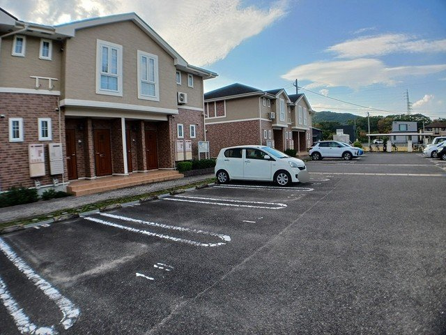 クレメントＤの駐車場|車をお持ちの方に嬉しい駐車場付きの物件です
