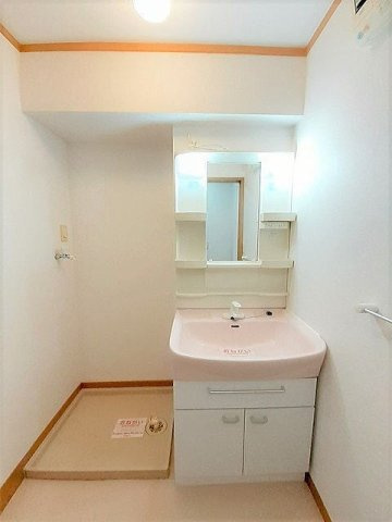 キャトルセゾンＡの洗面所|明るい洗面所です