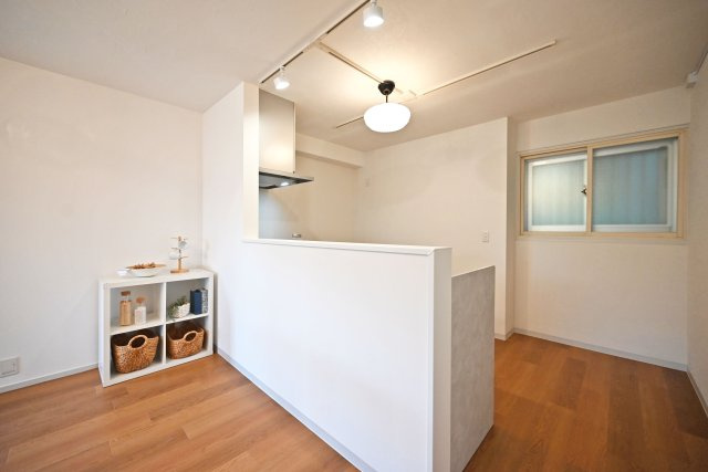 シャンティー塚本の内観：施工例|対面式キッチンは、リビングやダイニングにいる家族と会話を楽しみながらお料理ができるのが魅力。お子様の様子を見守りながら家事ができ、家族とのコミュニケーションも自然と深まります。