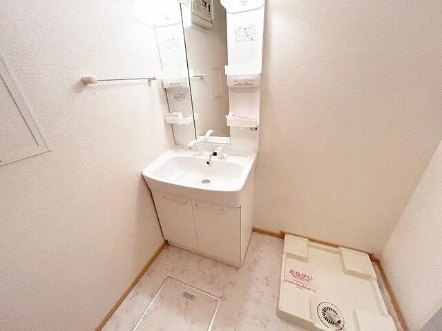 ヒルズ　アンジュＢの洗面所|明るい洗面所です