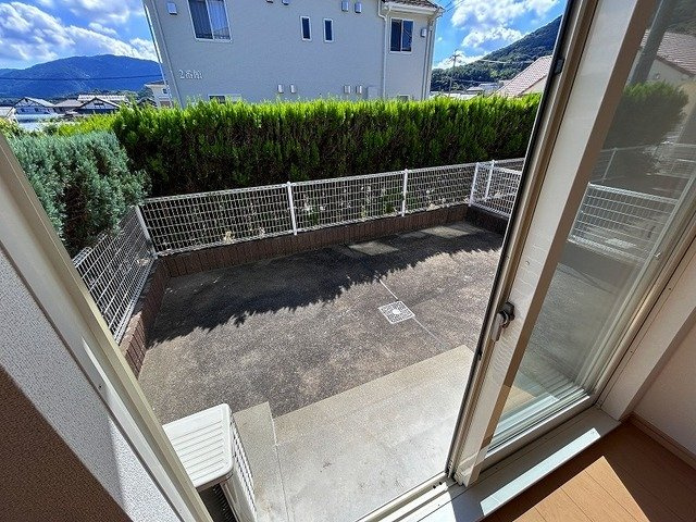 ジュネス１番館の庭|お庭で自由な時間を過ごせます