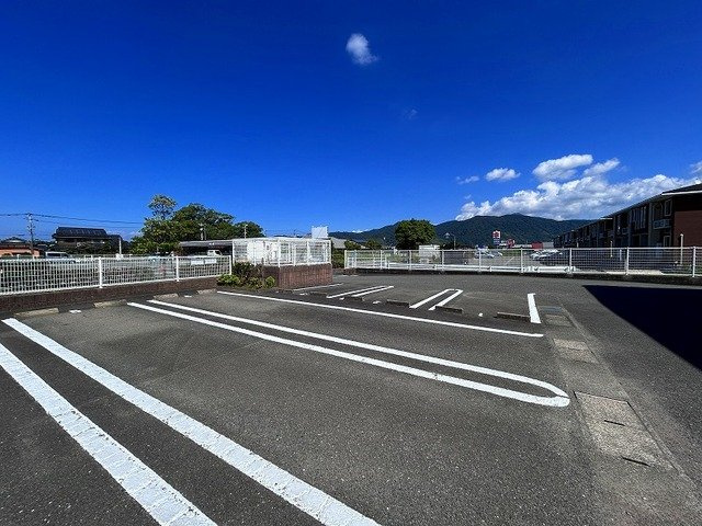 ジュネス１番館の駐車場|駐車場に車を止められます