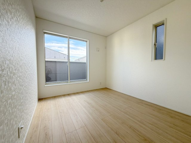 三郷市彦糸1丁目　全7棟　新築戸建　3号棟の洋室|バルコニーに面した明るい洋室5.2帖
