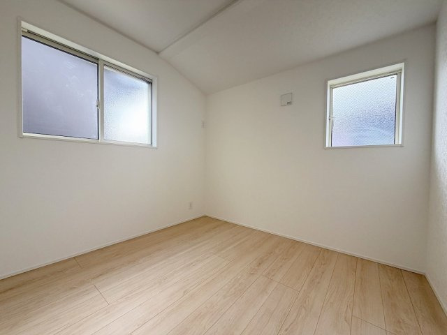 三郷市彦糸1丁目　全7棟　新築戸建　3号棟の洋室|2面採光の明るい洋室4.5帖・子供部屋としていかがでしょう