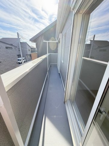三郷市彦糸1丁目　全7棟　新築戸建　3号棟のバルコニー|南東向きバルコニーにて陽当り良好