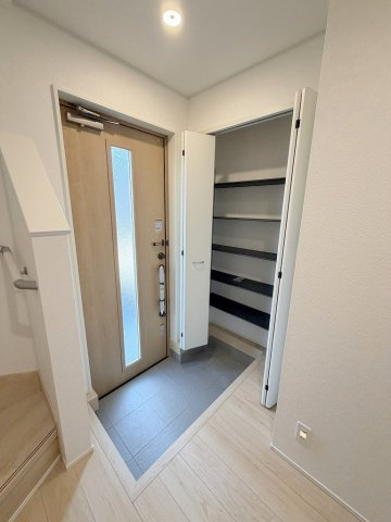 三郷市彦糸1丁目　全7棟　新築戸建　3号棟の収納|たっぷり収納できるシューズクロークです