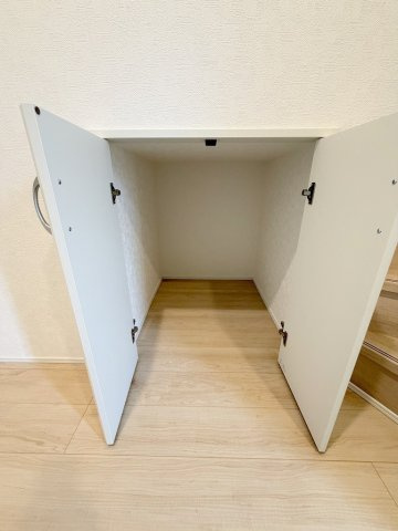 三郷市彦糸1丁目　全7棟　新築戸建　3号棟の収納|ストック品の収納にも便利な玄関の収納です