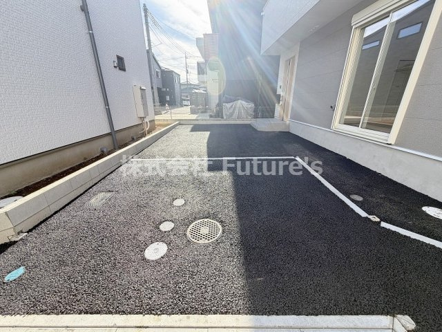 三郷市彦糸1丁目　全7棟　新築戸建　3号棟の駐車場|カースペース1台分付き