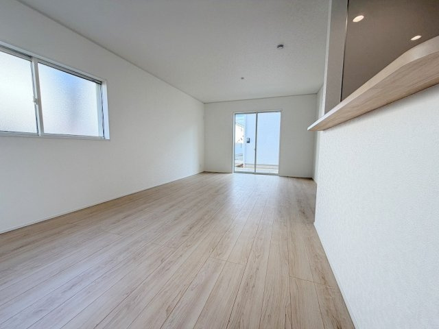 三郷市彦糸1丁目　全7棟　新築戸建　3号棟の居間・リビング|ソファやダイニングセットを置いてもゆとりのある18帖のリビング