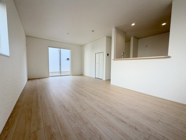 三郷市彦糸1丁目　全7棟　新築戸建　3号棟の居間・リビング|家族団らんで過ごすリビングは18帖の広さを確保