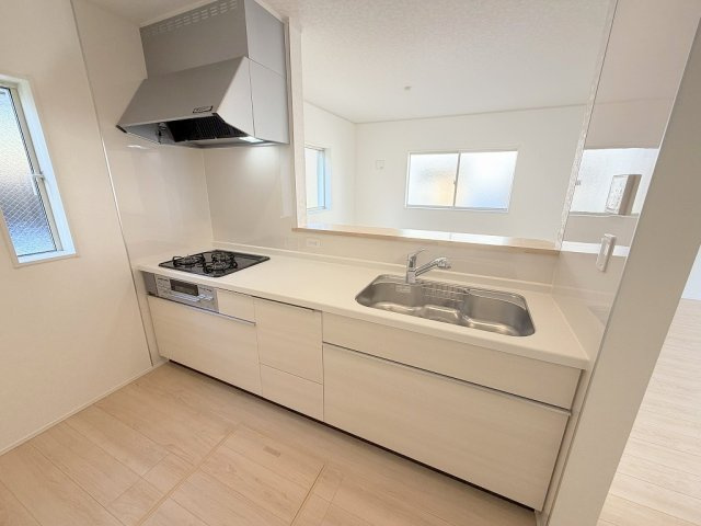 三郷市彦糸1丁目　全7棟　新築戸建　3号棟のキッチン|会話の弾む対面システムキッチンです