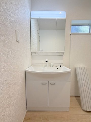 三郷市彦糸1丁目　全7棟　新築戸建　3号棟の独立洗面台|三面鏡付きシャワードレッサーで朝の準備も快適
