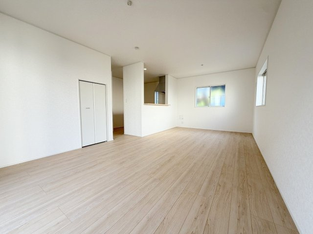 三郷市彦糸1丁目　全7棟　新築戸建　3号棟の居間・リビング|ソファやダイニングセットをおいてもゆとりのある18帖のリビングです