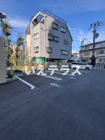 セレニテ西元町アリエの駐車場