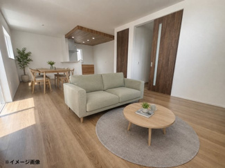 【居間・リビング】 | 東広島市西条町御薗宇　NO12【54坪】 | 優しく温かみのある木目調フローリングが広がる18.0帖のLDK。キッチン上部の下がり天井には木目調のデザインクロスを施し、空間のアクセントとなるスタイリッシュな雰囲気を演出しています。