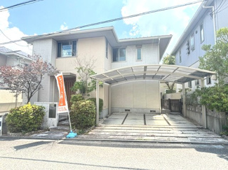 【外観】 | 安芸区瀬野西5丁目　中古戸建 | お車を並列で駐車可能なカースペースを完備。屋根付きのカーポートが備わっており、雨の日の乗降や愛車の管理にも便利です。