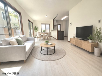 【居間・リビング】 | 安芸区瀬野西5丁目　中古戸建 | 17.5帖の開放的なLDK。リフォームにより天井・壁のクロス貼替やフロア上張りが施され、明るく清潔感のある空間です。