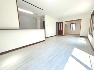 【居間・リビング】 | 安芸区瀬野西5丁目　中古戸建 | ホワイト基調の内装に木目調の天井アクセントが映えるLDK。和室と隣接しており、扉を開放して一体的にお使いいただけます。