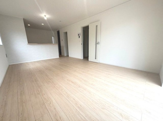 【居間・リビング】 | 大竹市小方1丁目【全4区画】No3　 | 17帖のゆとりあるLDKは、家具の配置がしやすい縦型のレイアウト。対面式キッチンを採用しており、リビングで過ごすご家族の様子を見守りながら、開放的な空間で調理や片付けを行うことができます。