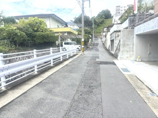 【前面道路含む現地写真】 | 西区井口鈴が台3丁目（全2区画）No１ | 前面道路は幅員約5.1mあり、車の出し入れもスムーズです。交通量が少なく静かで落ち着いた住環境が保たれています。