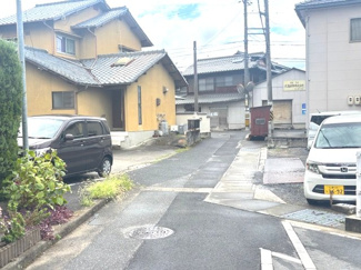 【前面道路含む現地写真】 | 安佐南区川内2丁目（角地）【新築未入居】 | 物件に接する前面道路の様子です。住宅街の中に位置しており、落ち着いた周辺環境となっています。