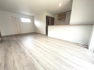 【居間・リビング】 | 安佐南区川内2丁目（角地）【新築未入居】 | 明るい光が差し込む16帖のLDKです。リビングダイニングを見渡せる対面式キッチンを備え、コミュニケーションを取りやすい空間設計となっています。