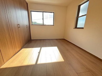 【洋室】 | 東区上温品4　限定1棟【P並列2台可】 | 2階　洋室×3　収納付きでお部屋がスッキリ広く使えます。　
