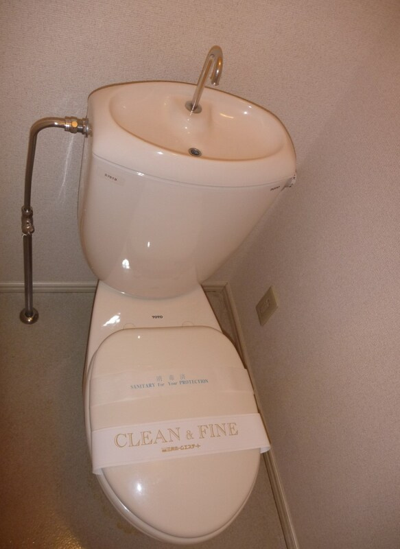 メゾネットプラザ南柏３号棟のトイレ|落ち着いた色調のトイレです