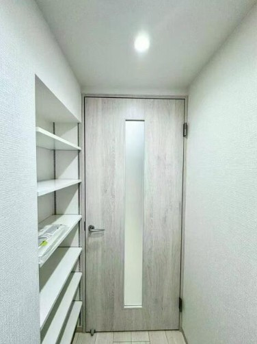 【玄関】 | ハウスTKA目白 | 帰り着くたびに洗練されたテイストの空間に迎えられ誇りと喜びを感じる玄関まわりです。