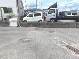 【前面道路含む現地写真】 | 安佐南区東野1丁目（全2区画）No1 | 前面道路幅員は約4.2m確保されており、車の取り回しもスムーズです。周囲は落ち着いた街並みで、見通しが良く車の出し入れや日々の移動も快適に行えます。