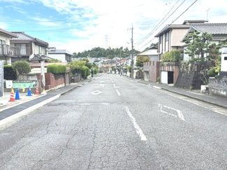 【前面道路含む現地写真】 | 西区山田新町1丁目（全2区画）No１ | 南側公道約11.2mに接道したゆとりある道路環境です。道路幅が広いため視界が開けており、日当たりや通風も良好。車の入庫や出し入れもスムーズに行えます。
